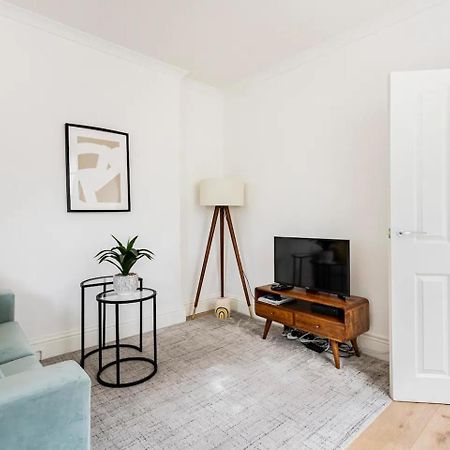 Stylish One Bedroom Apartment In Greater London Exterior photo