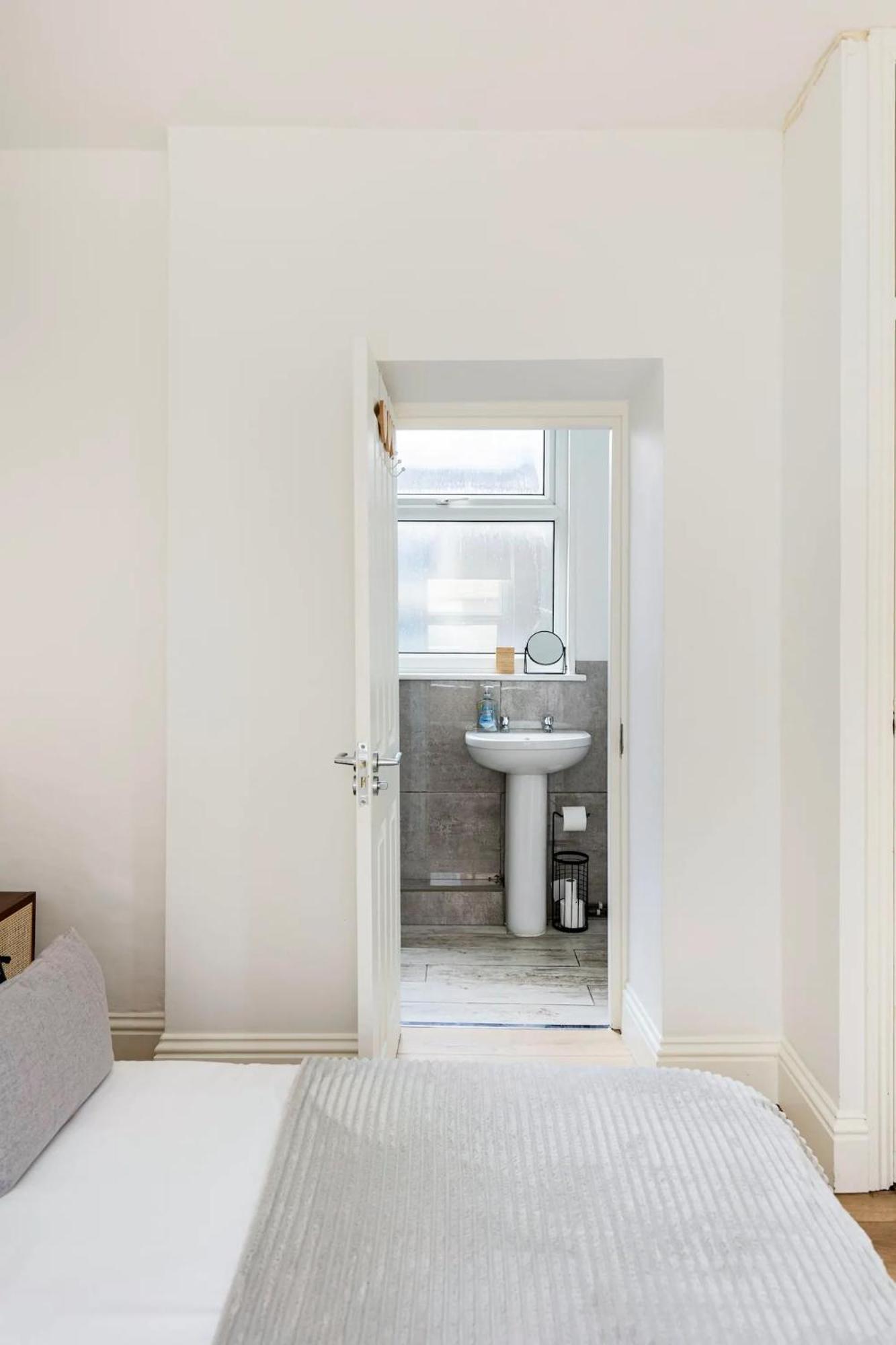 Stylish One Bedroom Apartment In Greater London Exterior photo